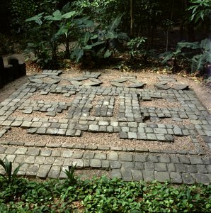 Fortov, der afbilder en stiliseret mund af en jaguar, præ-klassisk periode (stenmosaik)